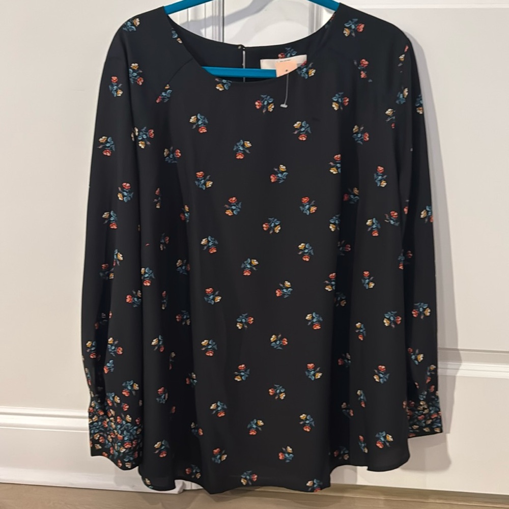 New with tag! Sought after LOFT Plus blouse.